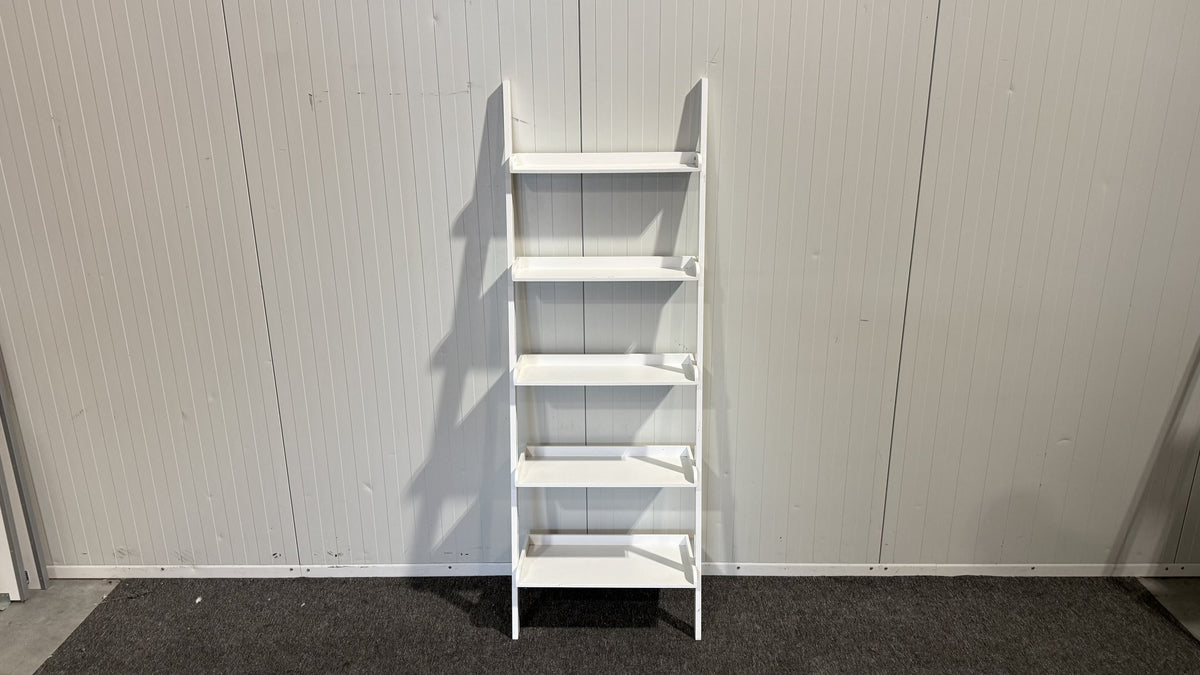 Detalj av hyllplan på vit bokhylla