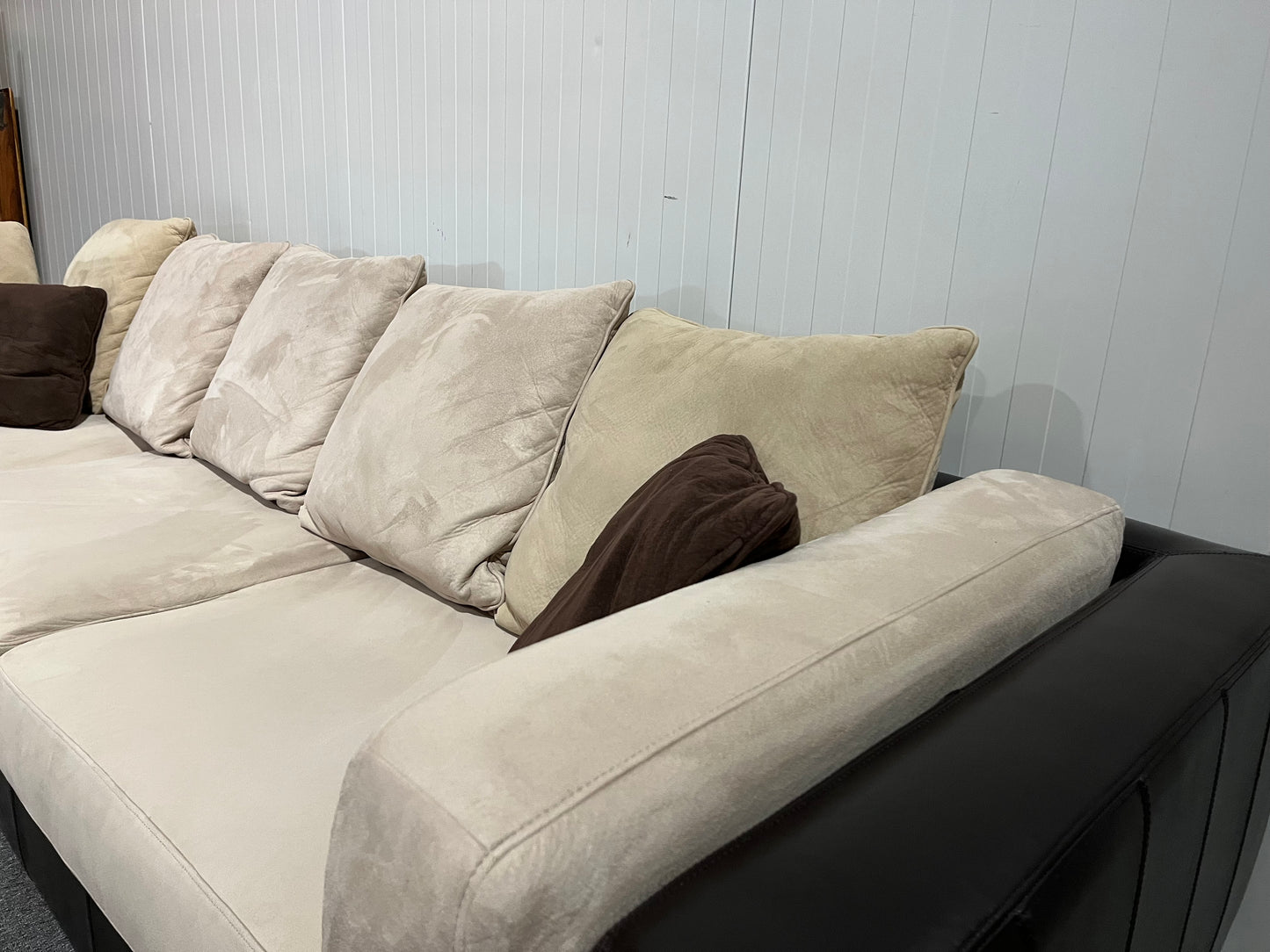 Begagnad soffa schäslong sittyta detalj