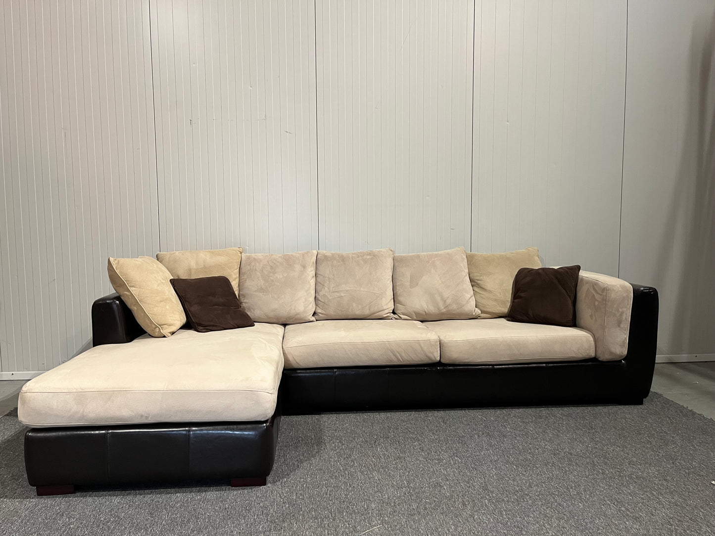 Begagnad soffa med schäslong svart läder beige klädsel sida