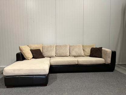 Begagnad soffa med schäslong svart läder beige klädsel sida