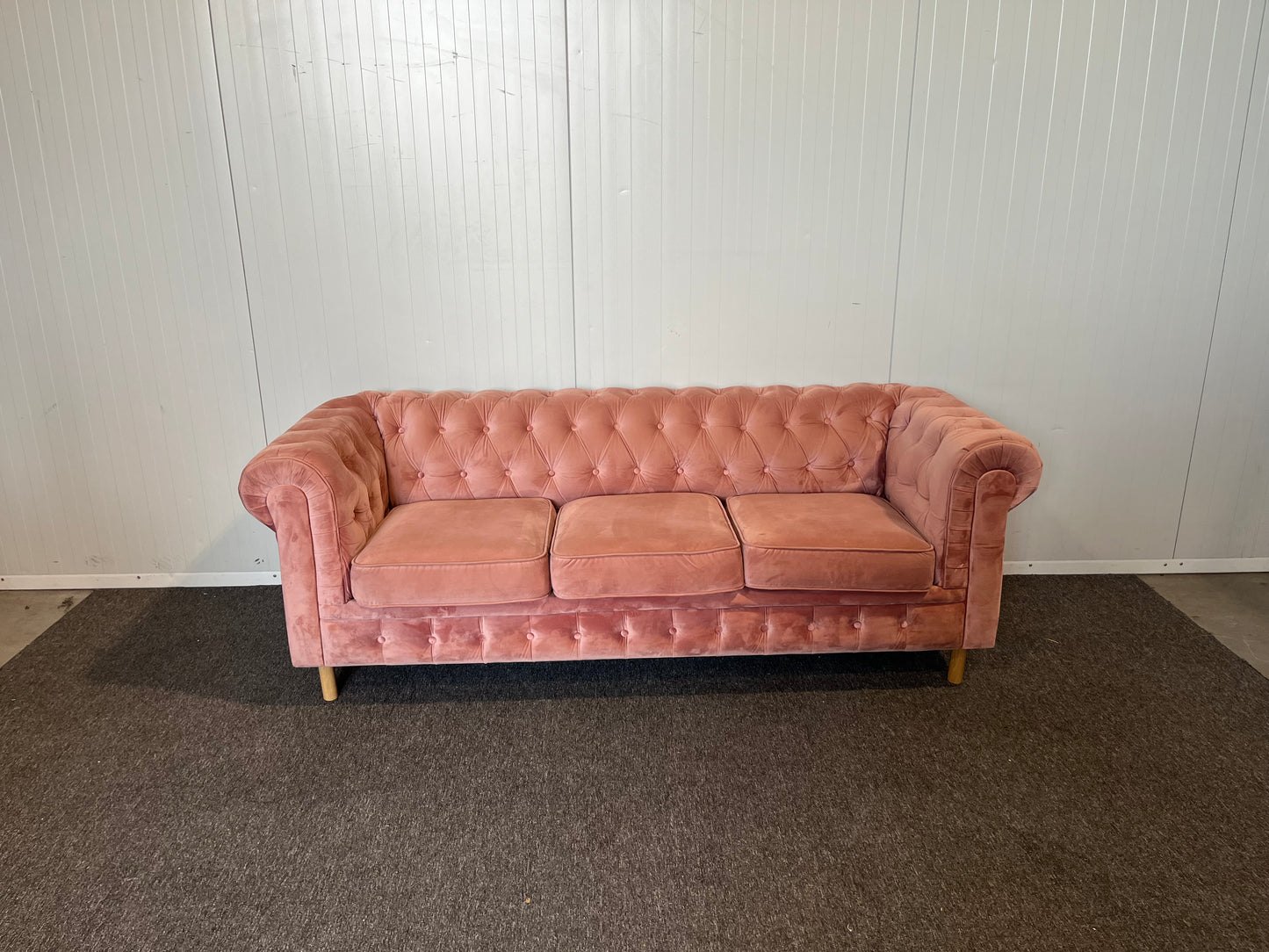 Begagnad rosa 3-sitssoffa sida