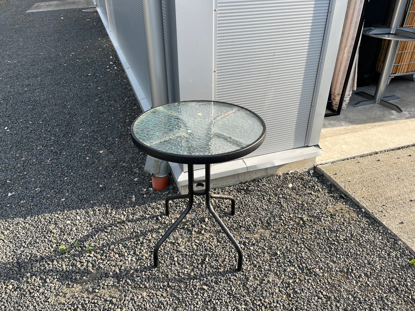 Utebord i metall med glasskiva – svart