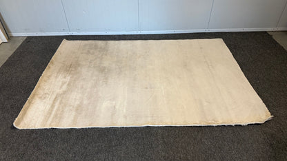 Begagnad vit matta 250x170 cm framifrån