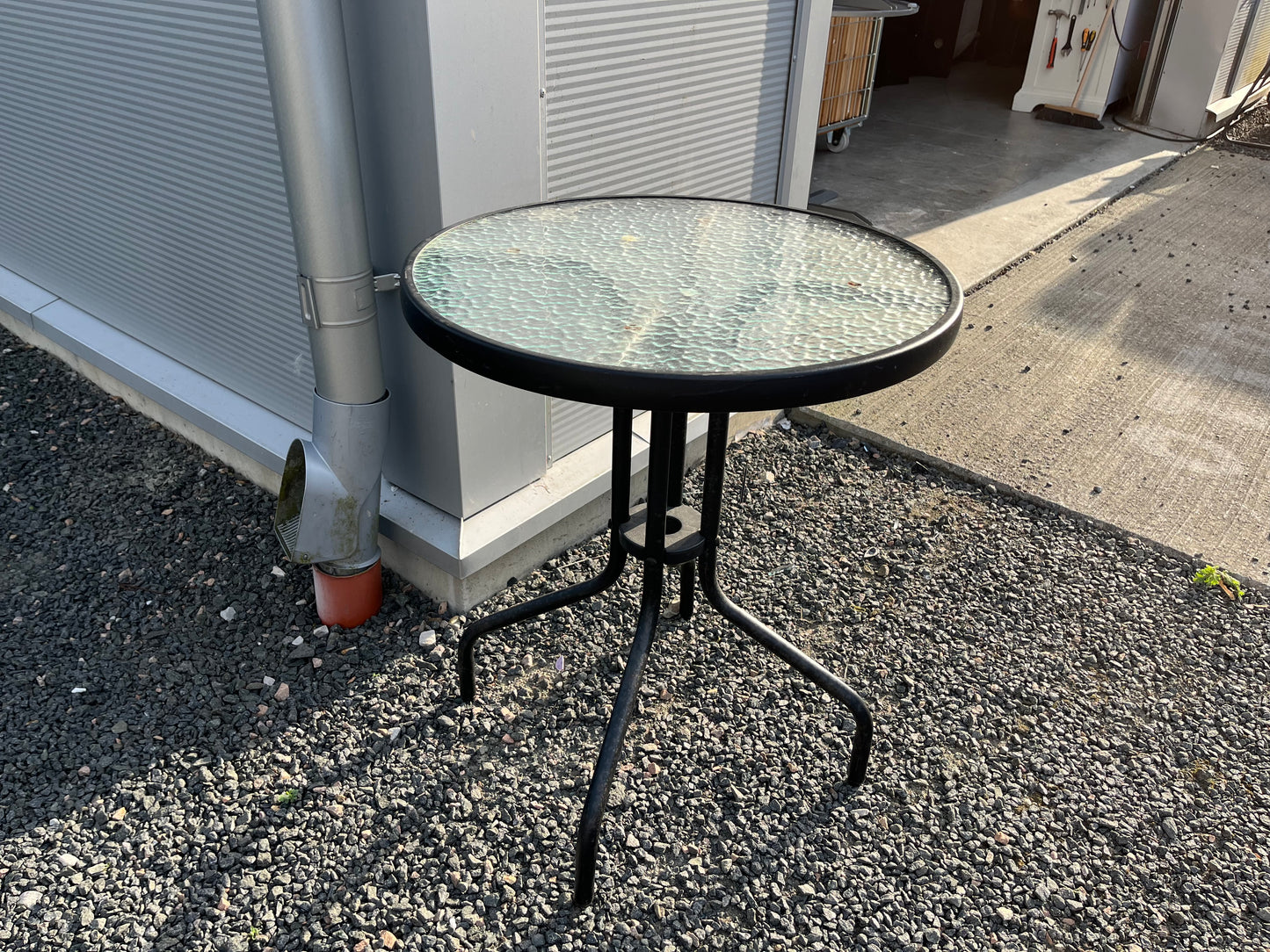 Utebord i metall med glasskiva – svart