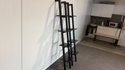 Begagnad svart hylla sida