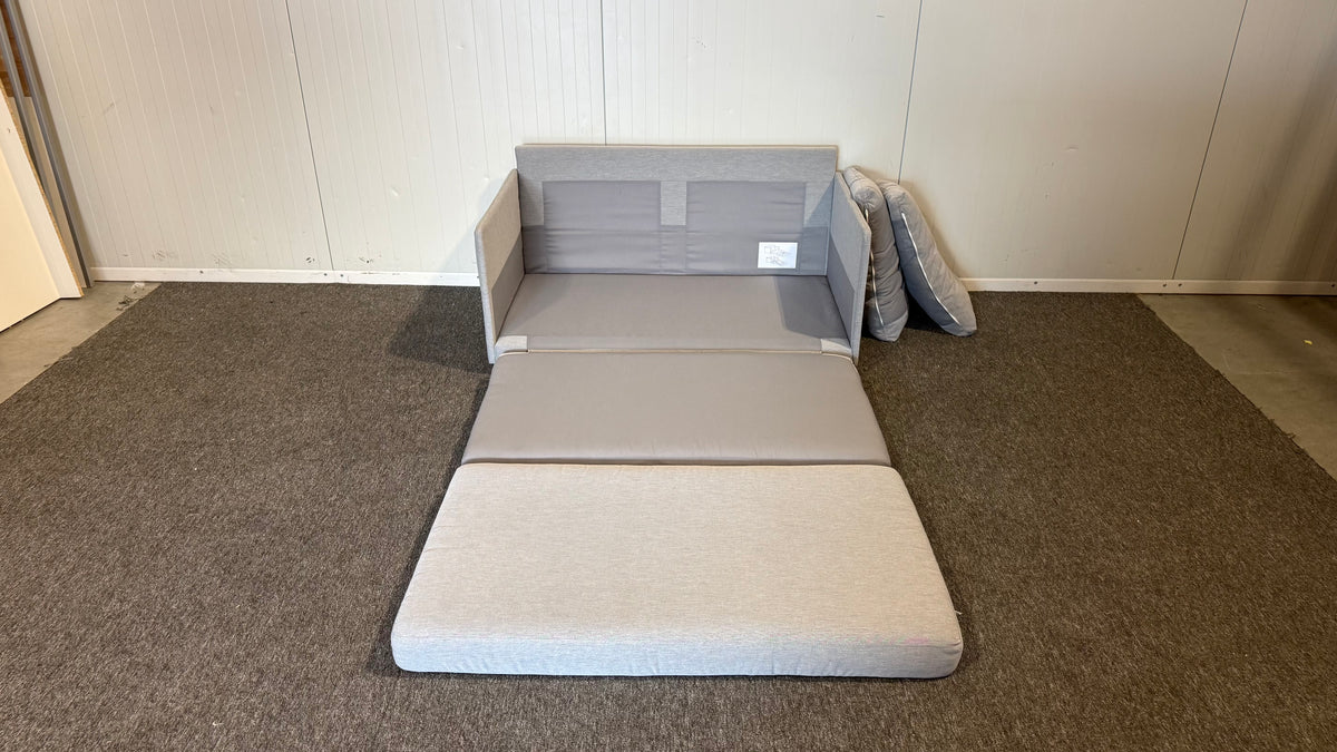 Begagnad grå IKEA bäddsoffa klädsel närbild