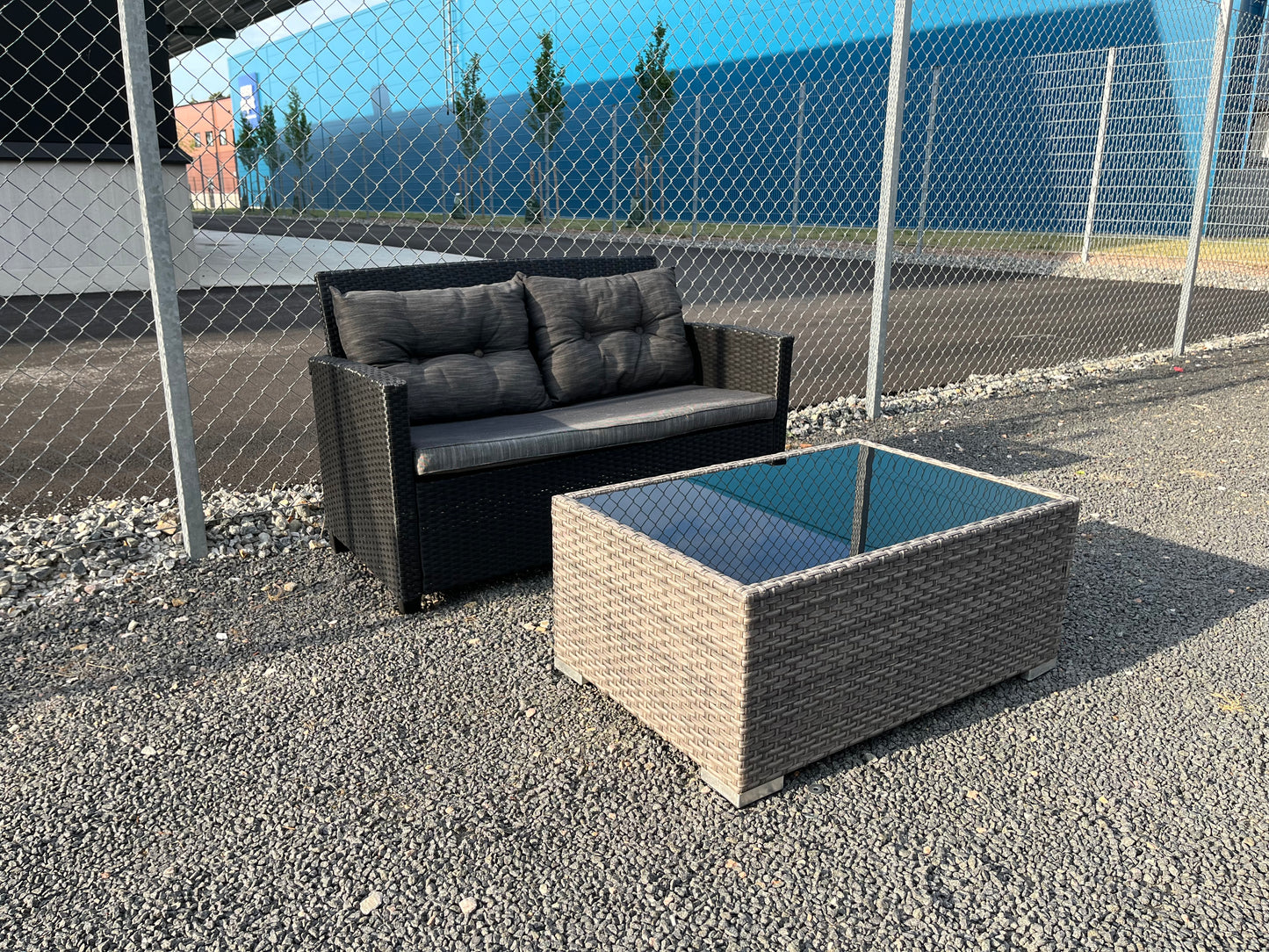 2-sits utesoffa i konstrotting med soffbord – svart/grå