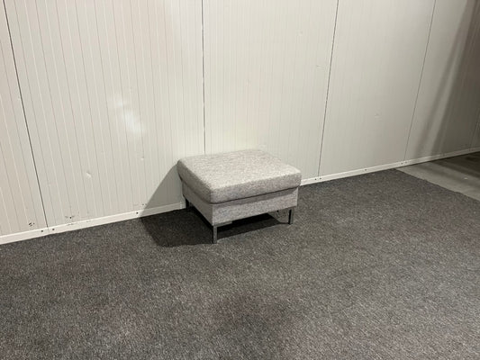 Begagnad grå fotpall framifrån