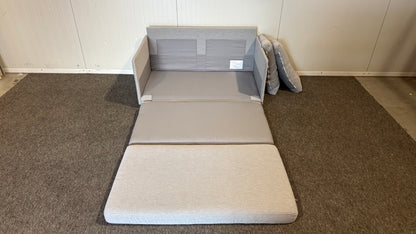 Begagnad grå IKEA bäddsoffa totalbild