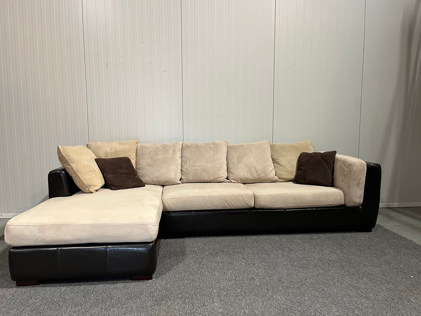 Begagnad stor soffa schäslong detalj läder
