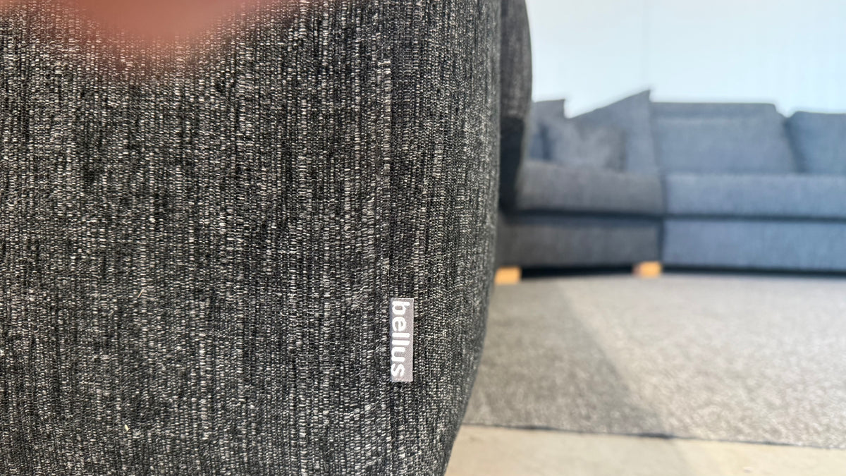 Begagnad Bellus U-soffa svart klädsel närbild