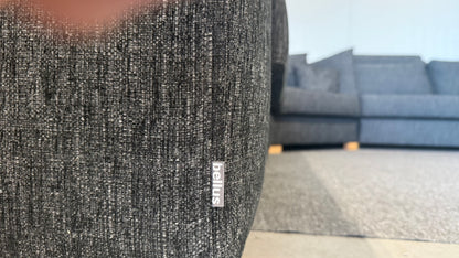Begagnad Bellus U-soffa svart klädsel närbild
