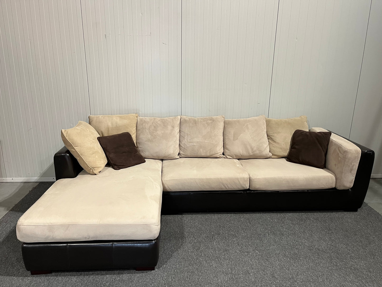 Begagnad soffa schäslong närbild