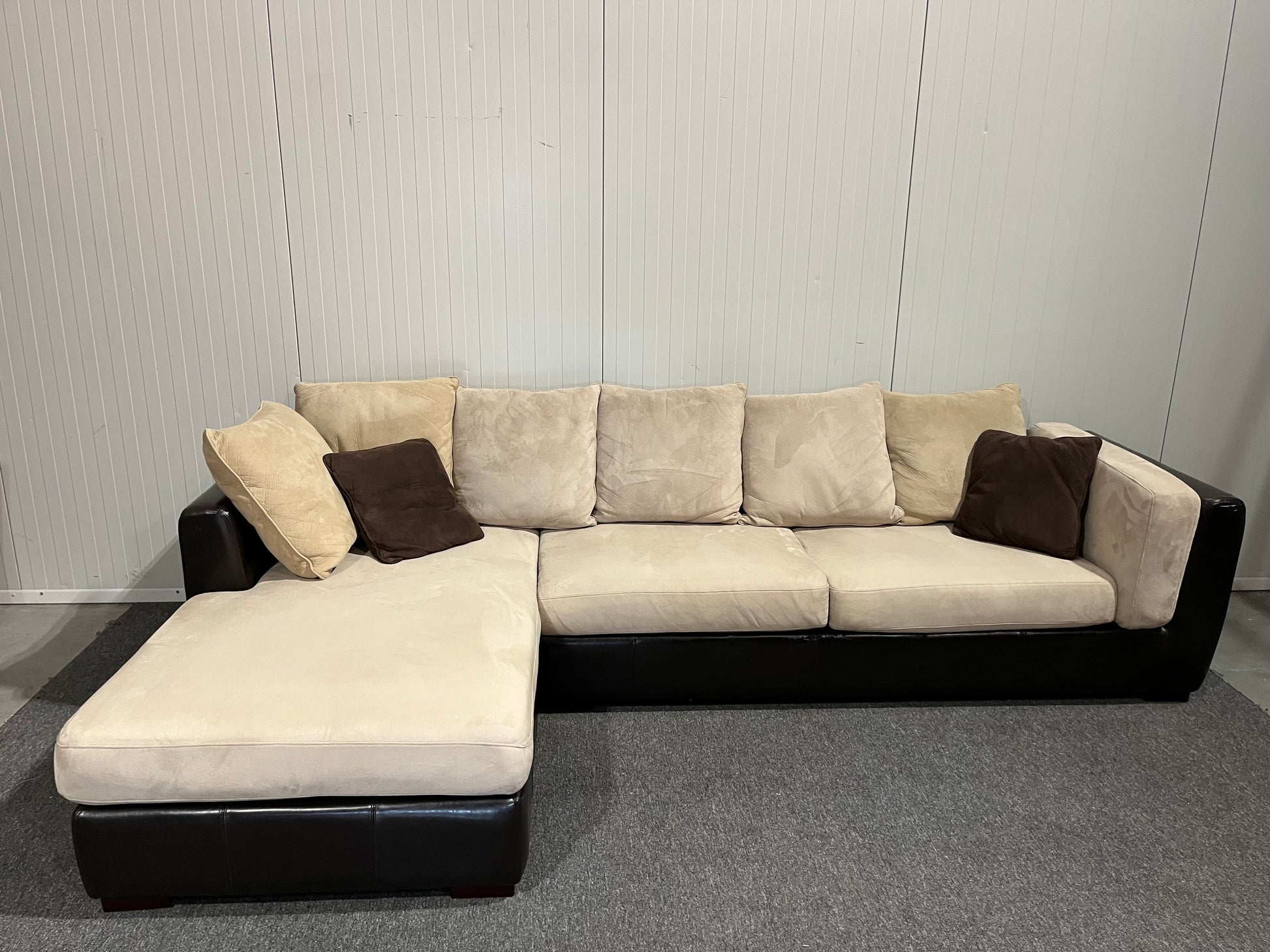 Begagnad soffa schäslong närbild