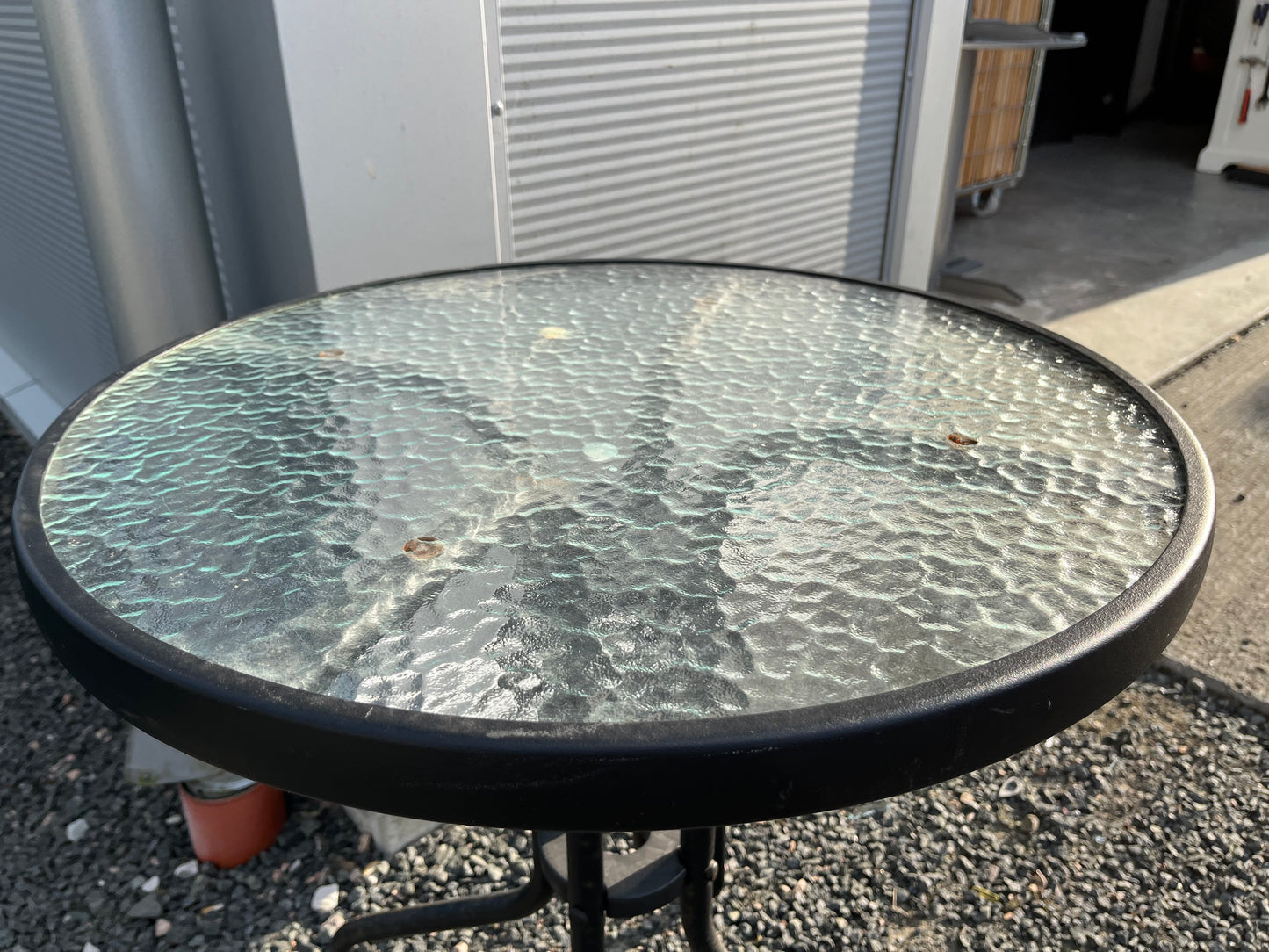 Utebord i metall med glasskiva – svart