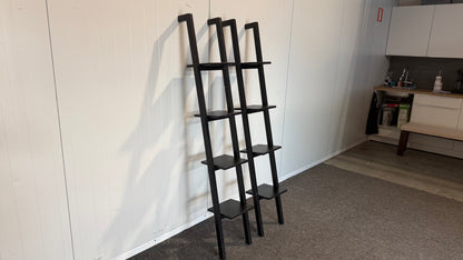 Begagnad svart hylla detalj