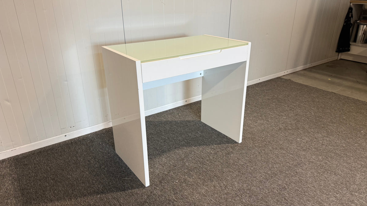 Begagnat vitt sminkbord detalj