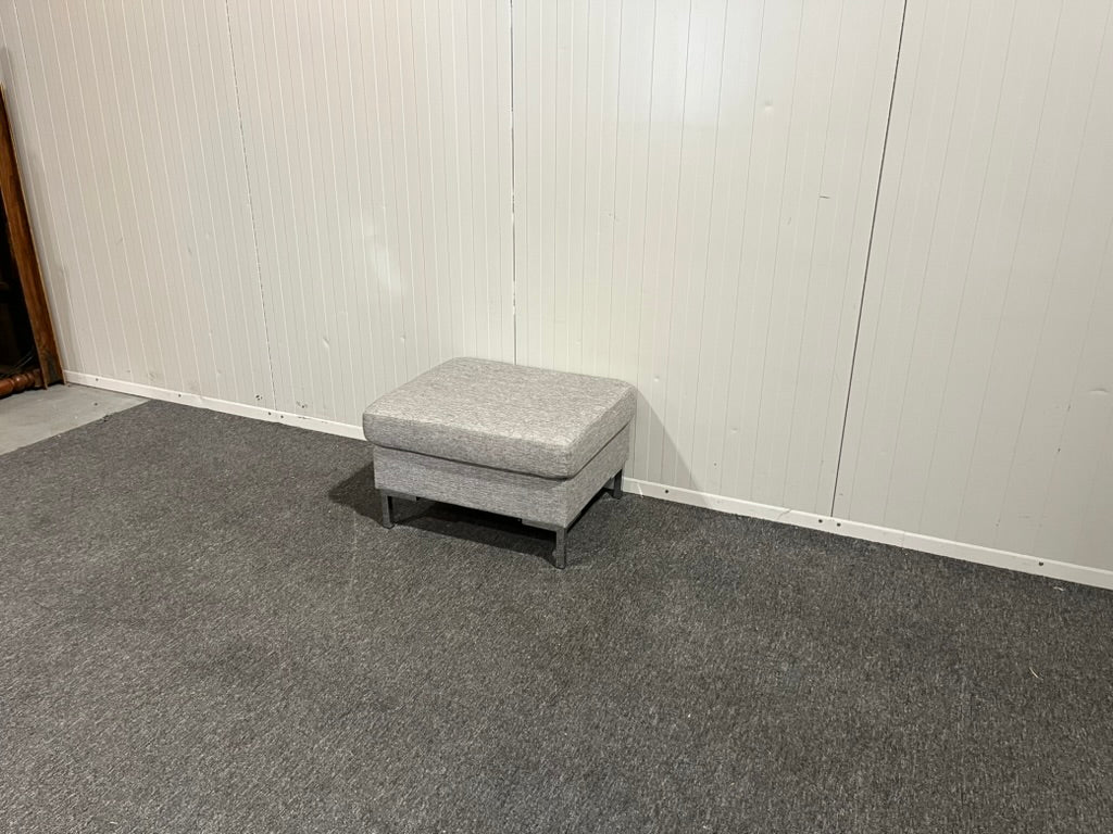 Begagnad grå fotpall helhet