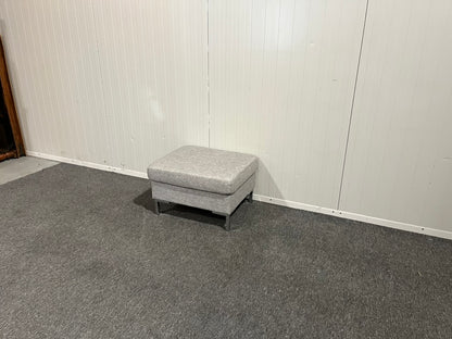Begagnad grå fotpall helhet