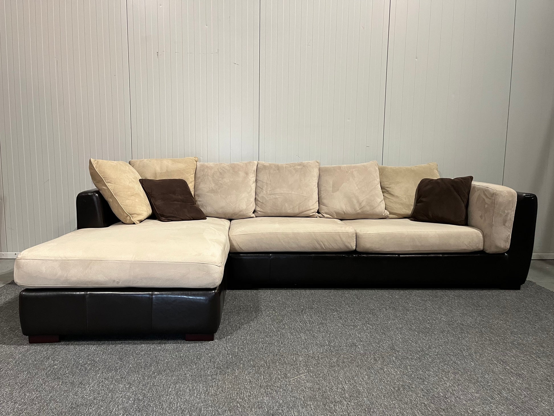 Begagnad soffa schäslong svart läder vinkel