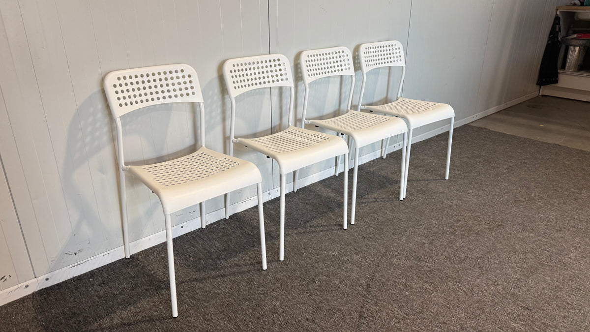 Begagnade vita IKEA stolar 4 st framifrån
