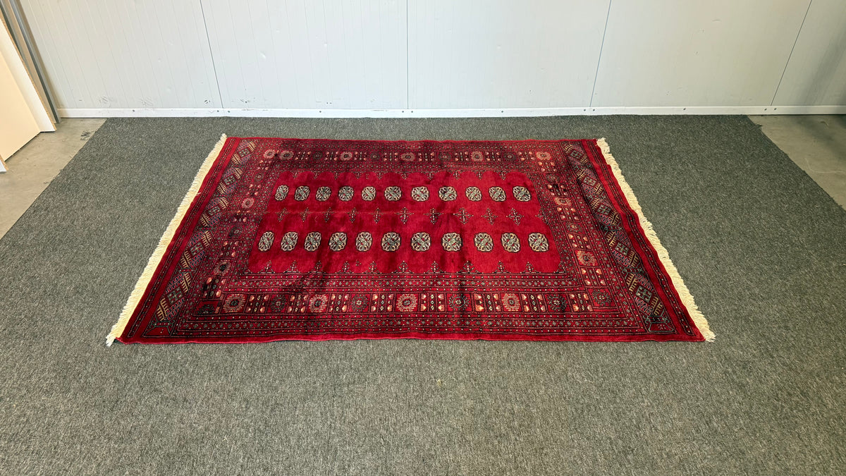 Begagnad röd matta mönster detalj