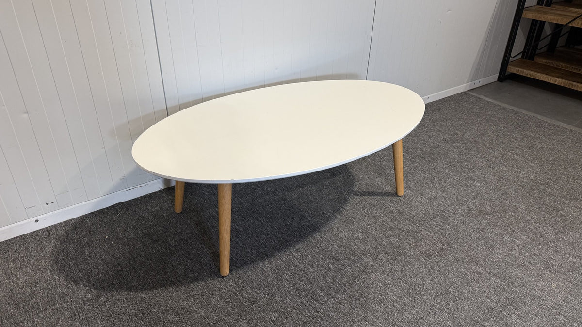 Vitt soffbord med träben sett ovanifrån