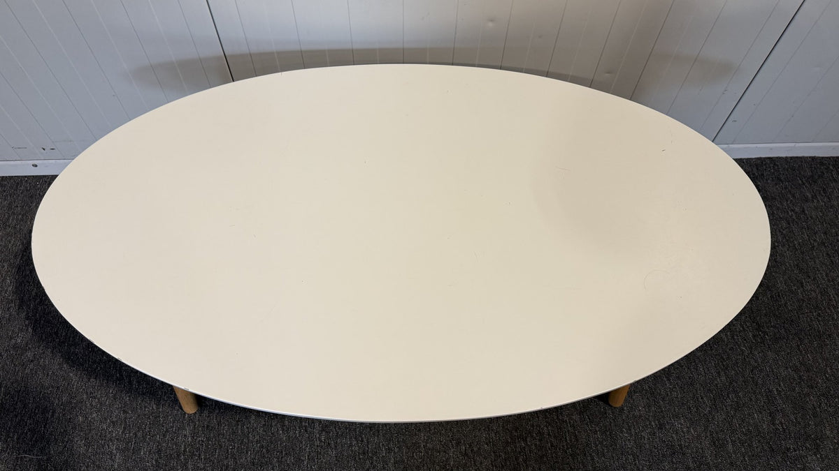 Närbild på bordsskiva och träben på vitt soffbord
