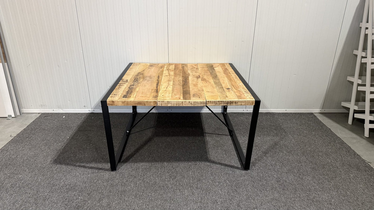 Träbord med svarta ben sett snett uppifrån