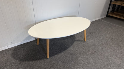 Begagnat ovalt vitt soffbord med ben i massivt trä, 120 cm