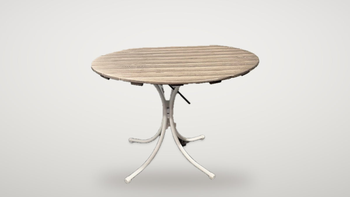 Begagnat runt utebord från Venture Design med vit metallfot