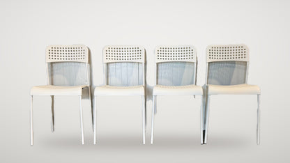 Fyra begagnade vita IKEA stolar framifrån