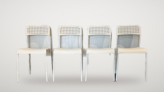 Fyra begagnade vita IKEA stolar framifrån