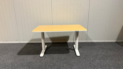 Begagnat IKEA höj och sänkbart skrivbord i mindre storlek