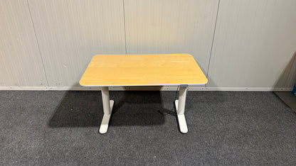 Begagnat IKEA höj och sänkbart skrivbord i mindre storlek