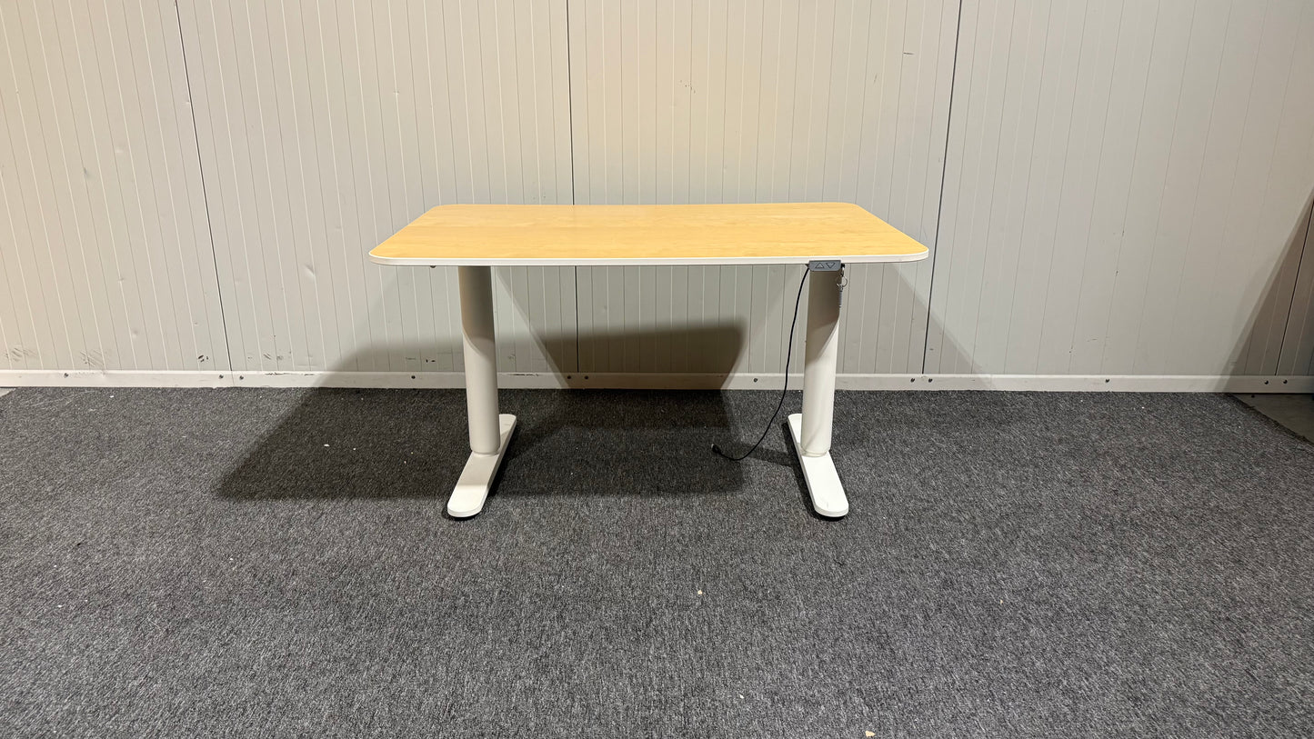 Begagnat IKEA höj och sänkbart skrivbord i mindre storlek