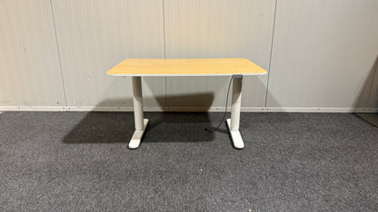 Begagnat IKEA höj och sänkbart skrivbord i mindre storlek