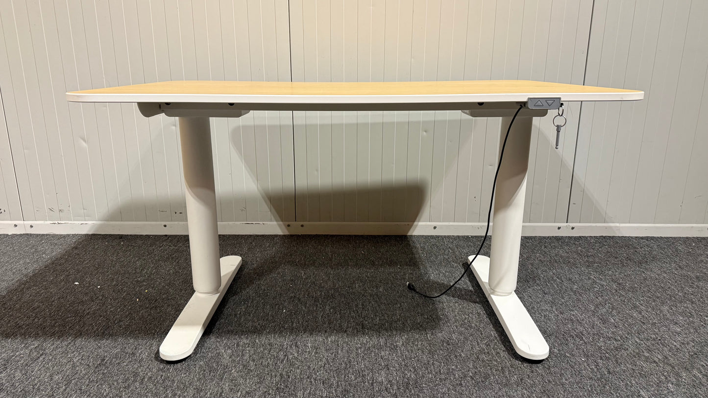 Begagnat IKEA höj och sänkbart skrivbord i mindre storlek