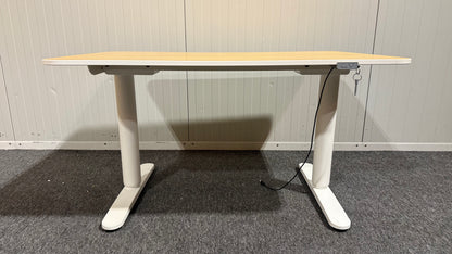 Begagnat IKEA höj och sänkbart skrivbord i mindre storlek