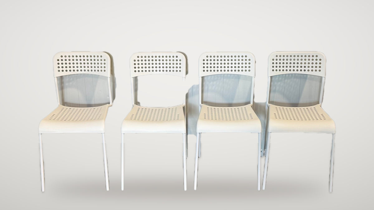 Begagnade vita IKEA stolar i rad