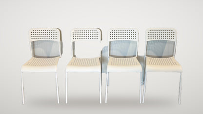 Begagnade vita IKEA stolar i rad