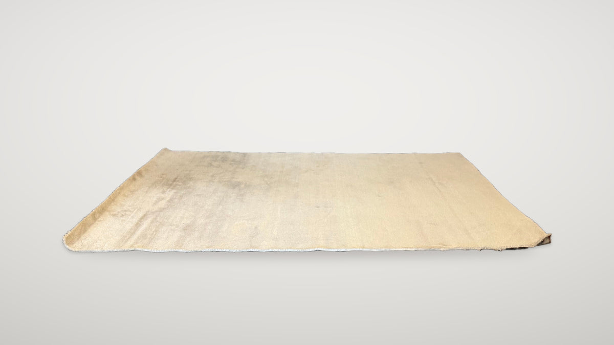 Begagnad vit matta 250x170 cm snett från sidan